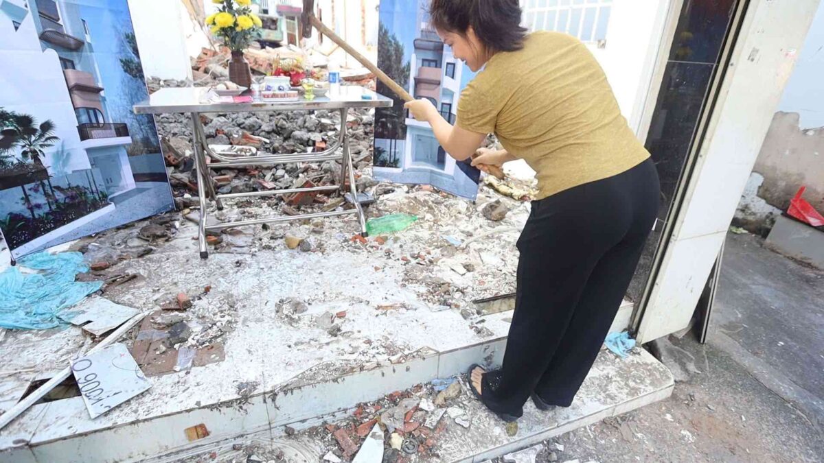 Cô Quyên chủ nhân ngôi nhà đập nhát búa khởi công